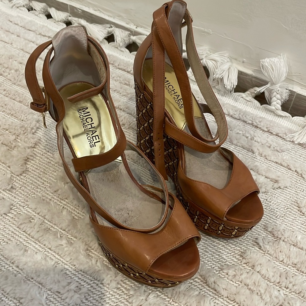 Fun light weight platform sandals!